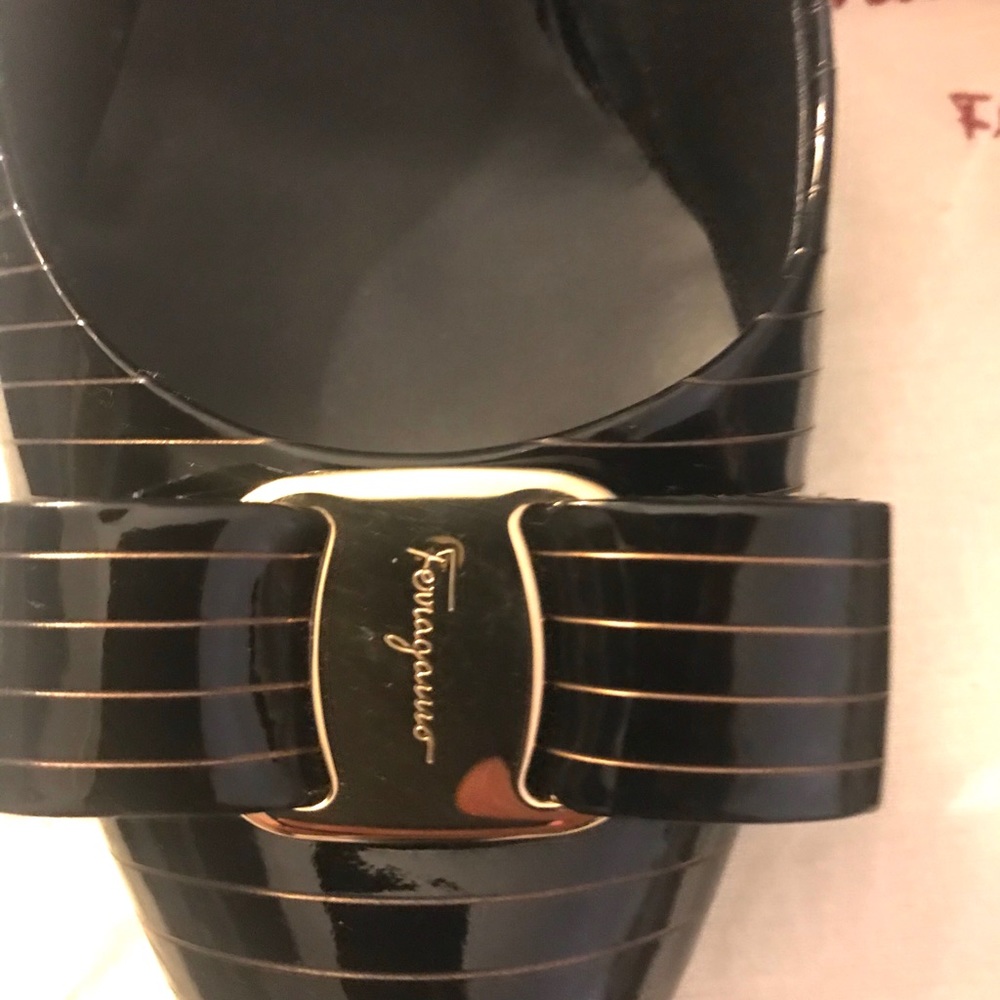 Ferragamo Vara Bow Heels 6.5 C